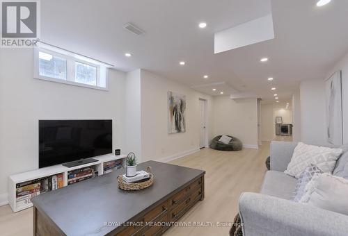 125 Burnhamthorpe Road E, Oakville, ON - Indoor Photo Showing Living Room