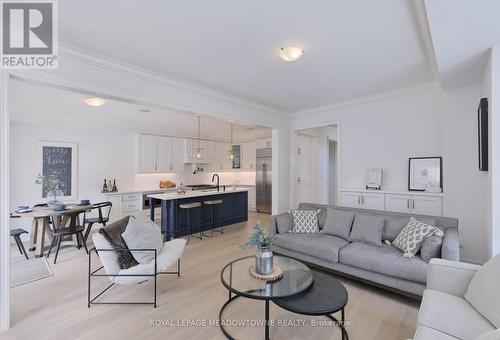 125 Burnhamthorpe Road E, Oakville, ON - Indoor Photo Showing Living Room