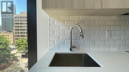 403 - 28 Wellesley Street E, Toronto, ON - Indoor Photo Showing Kitchen