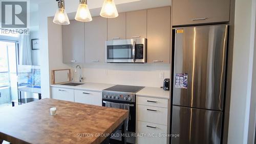 422 - 2301 Danforth Avenue, Toronto, ON - Indoor Photo Showing Kitchen With Stainless Steel Kitchen