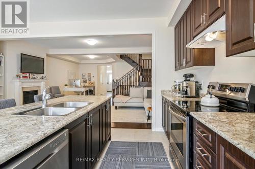 87 Wesmina Avenue, Whitchurch-Stouffville, ON - Indoor Photo Showing Kitchen With Double Sink With Upgraded Kitchen