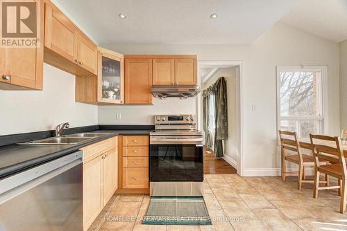 1537 Queensbury Crescent, Oakville, ON - Indoor Photo Showing Kitchen With Double Sink