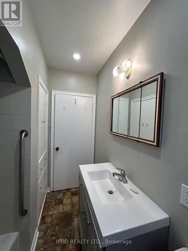 Main - 102 Ellis Avenue, Kitchener, ON - Indoor Photo Showing Bathroom