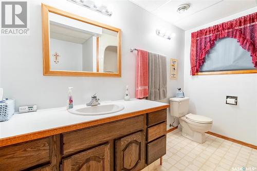 109 1St Avenue E, Gravelbourg, SK - Indoor Photo Showing Bathroom