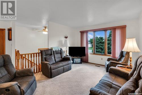 109 1St Avenue E, Gravelbourg, SK - Indoor Photo Showing Living Room