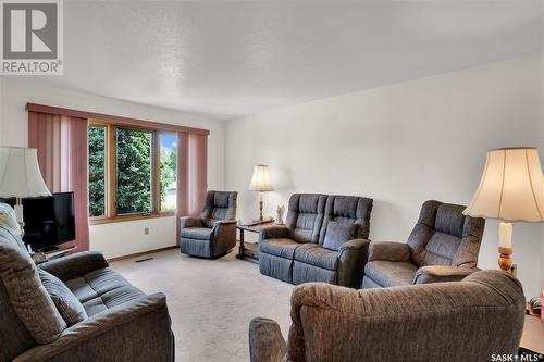 109 1St Avenue E, Gravelbourg, SK - Indoor Photo Showing Living Room