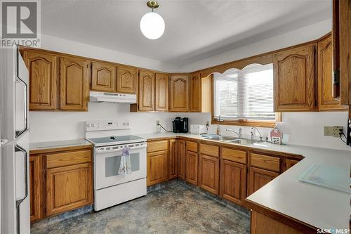 109 1St Avenue E, Gravelbourg, SK - Indoor Photo Showing Kitchen With Double Sink