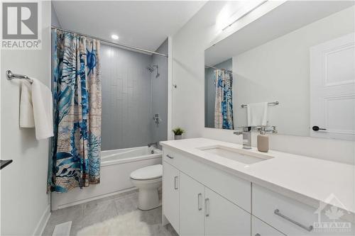 812 Atrium Ridge, Ottawa, ON - Indoor Photo Showing Bathroom