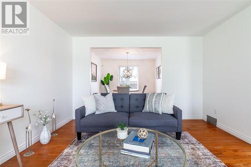 2037 Charlene Lane, Tecumseh, ON - Indoor Photo Showing Living Room