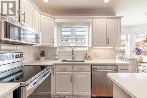 2037 Charlene Lane, Tecumseh, ON - Indoor Photo Showing Kitchen With Upgraded Kitchen