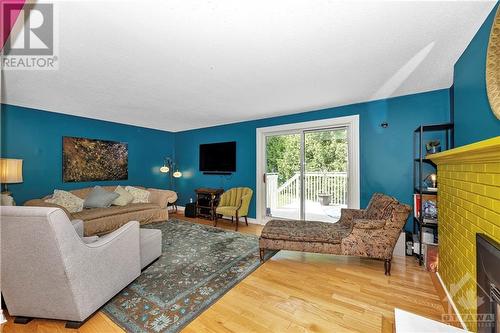 10 Lindhurst Crescent, Ottawa, ON - Indoor Photo Showing Living Room