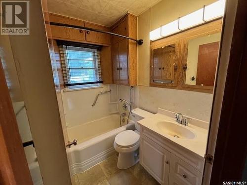 435 Main Street S, Moose Jaw, SK - Indoor Photo Showing Bathroom