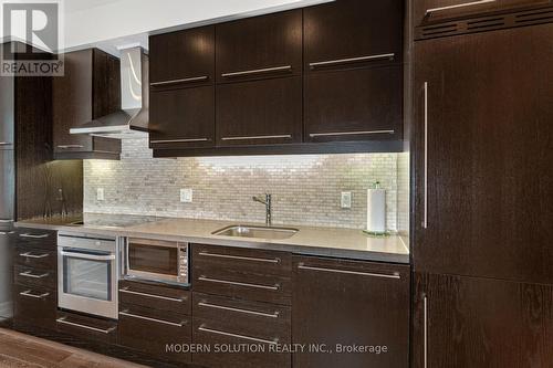 302 - 770 Bay Street, Toronto (Bay Street Corridor), ON - Indoor Photo Showing Kitchen