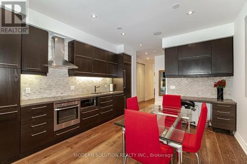 302 - 770 Bay Street, Toronto (Bay Street Corridor), ON - Indoor Photo Showing Kitchen With Upgraded Kitchen