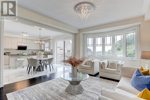 6 Taurus Crescent, East Gwillimbury, ON - Indoor Photo Showing Living Room