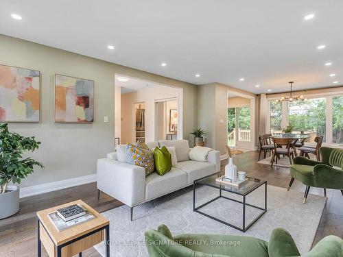 25 Burleigh Heights Dr, Toronto, ON - Indoor Photo Showing Living Room