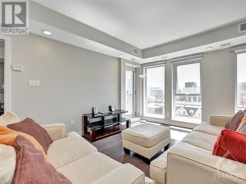 40 Nepean Street Unit#607, Ottawa, ON - Indoor Photo Showing Living Room