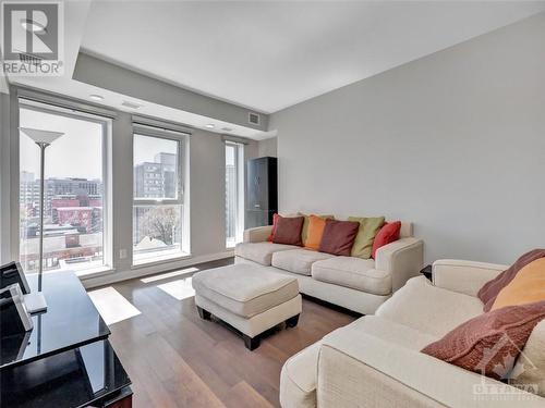 40 Nepean Street Unit#607, Ottawa, ON - Indoor Photo Showing Living Room