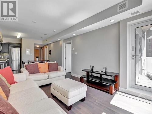 40 Nepean Street Unit#607, Ottawa, ON - Indoor Photo Showing Living Room