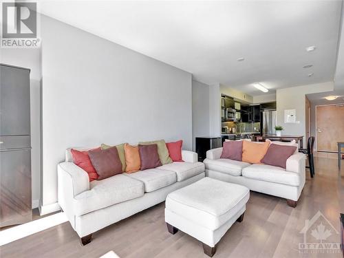 40 Nepean Street Unit#607, Ottawa, ON - Indoor Photo Showing Living Room