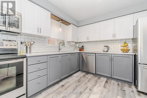 71 Newport Drive, Cambridge, ON - Indoor Photo Showing Kitchen With Upgraded Kitchen