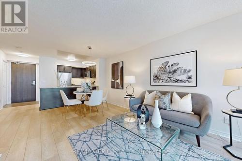 3305 - 19 Grand Trunk Crescent, Toronto, ON - Indoor Photo Showing Living Room
