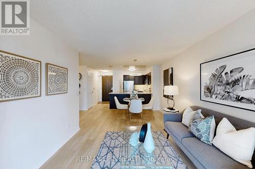 3305 - 19 Grand Trunk Crescent, Toronto, ON - Indoor Photo Showing Living Room