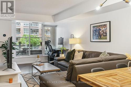 418A - 75 East Liberty Street, Toronto, ON - Indoor Photo Showing Living Room