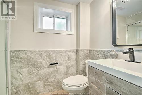 1690 Leduc, Windsor, ON - Indoor Photo Showing Bathroom