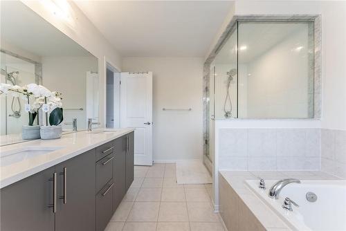 19 Richard William Drive, Caledonia, ON - Indoor Photo Showing Bathroom