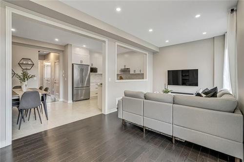 10 Beasley Grove, Hamilton, ON - Indoor Photo Showing Living Room