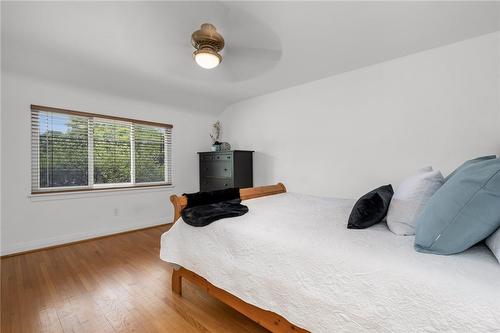 46 Kemp Drive, Dundas, ON - Indoor Photo Showing Bedroom