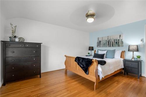 46 Kemp Drive, Dundas, ON - Indoor Photo Showing Bedroom