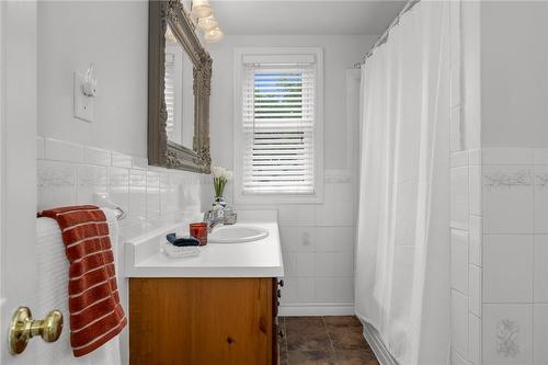 46 Kemp Drive, Dundas, ON - Indoor Photo Showing Bathroom