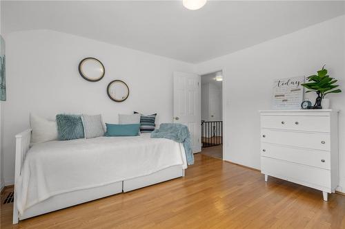 46 Kemp Drive, Dundas, ON - Indoor Photo Showing Bedroom