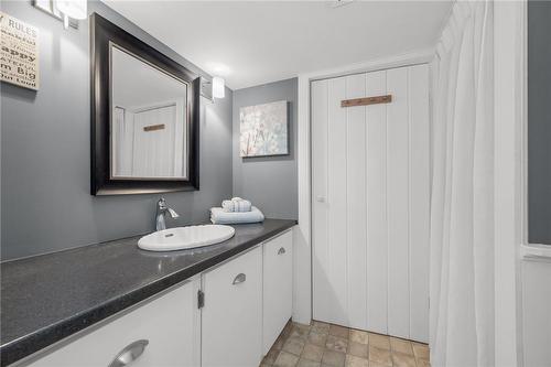 46 Kemp Drive, Dundas, ON - Indoor Photo Showing Bathroom