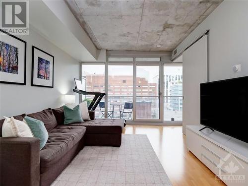 324 Laurier Avenue W Unit#806, Ottawa, ON - Indoor Photo Showing Living Room