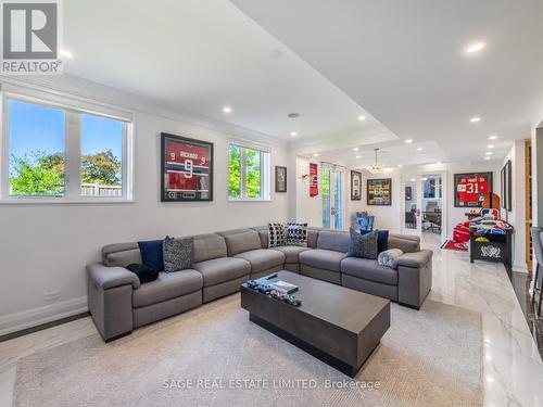 17 Daniel Cozens Court, Toronto, ON - Indoor Photo Showing Living Room