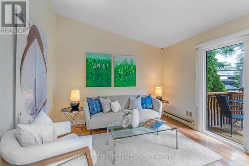 8 Kenrae Road, Toronto, ON - Indoor Photo Showing Living Room