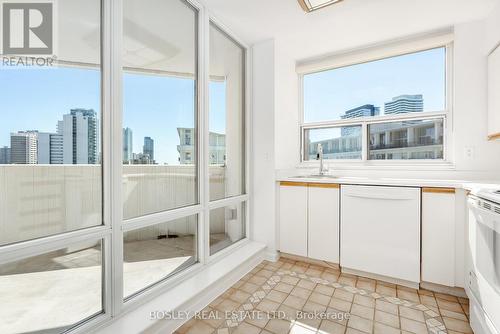 1703 - 25 Maitland Street, Toronto, ON - Indoor Photo Showing Kitchen