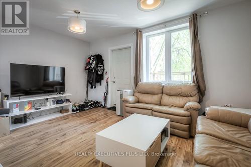 1435 Kingston Road, Toronto, ON - Indoor Photo Showing Living Room