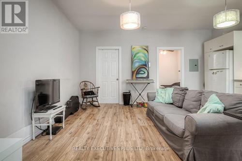 1435 Kingston Road, Toronto, ON - Indoor Photo Showing Living Room