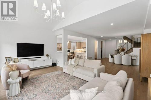 6 Byblos Court, East Gwillimbury, ON - Indoor Photo Showing Living Room