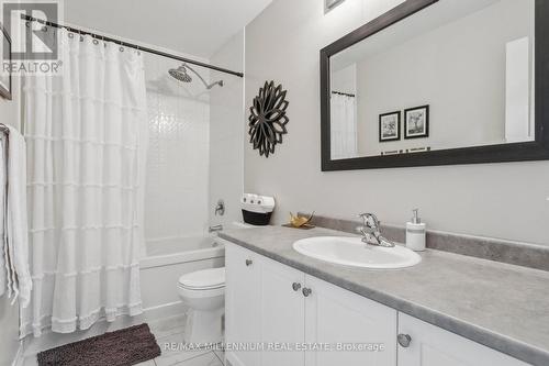 811 Banks Crescent, Milton, ON - Indoor Photo Showing Bathroom