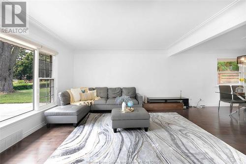 420 Eastlawn, Windsor, ON - Indoor Photo Showing Living Room