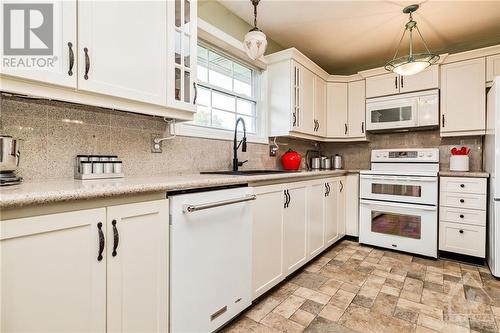 211 Park Avenue, Carleton Place, ON - Indoor Photo Showing Kitchen