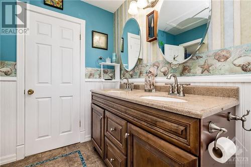 4 Piece Family Bathroom - 211 Park Avenue, Carleton Place, ON - Indoor Photo Showing Bathroom