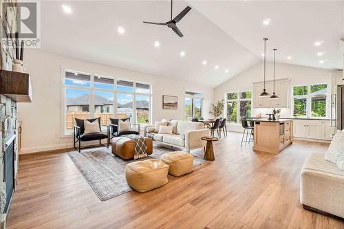 6750 Griffin Drive, Plympton-Wyoming, ON - Indoor Photo Showing Living Room