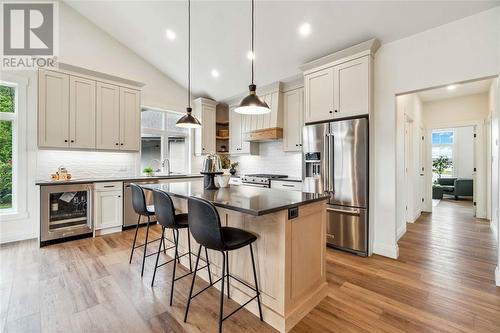 6750 Griffin Drive, Plympton-Wyoming, ON - Indoor Photo Showing Kitchen With Stainless Steel Kitchen With Upgraded Kitchen