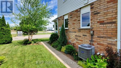 4404 Fairview Street, Burlington, ON - Outdoor